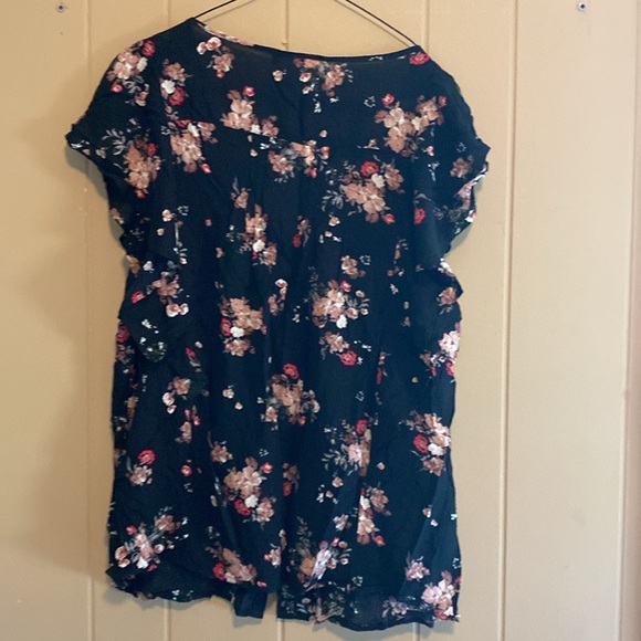 Ladies size large torrid black top with flowers - Picture 5 of 5